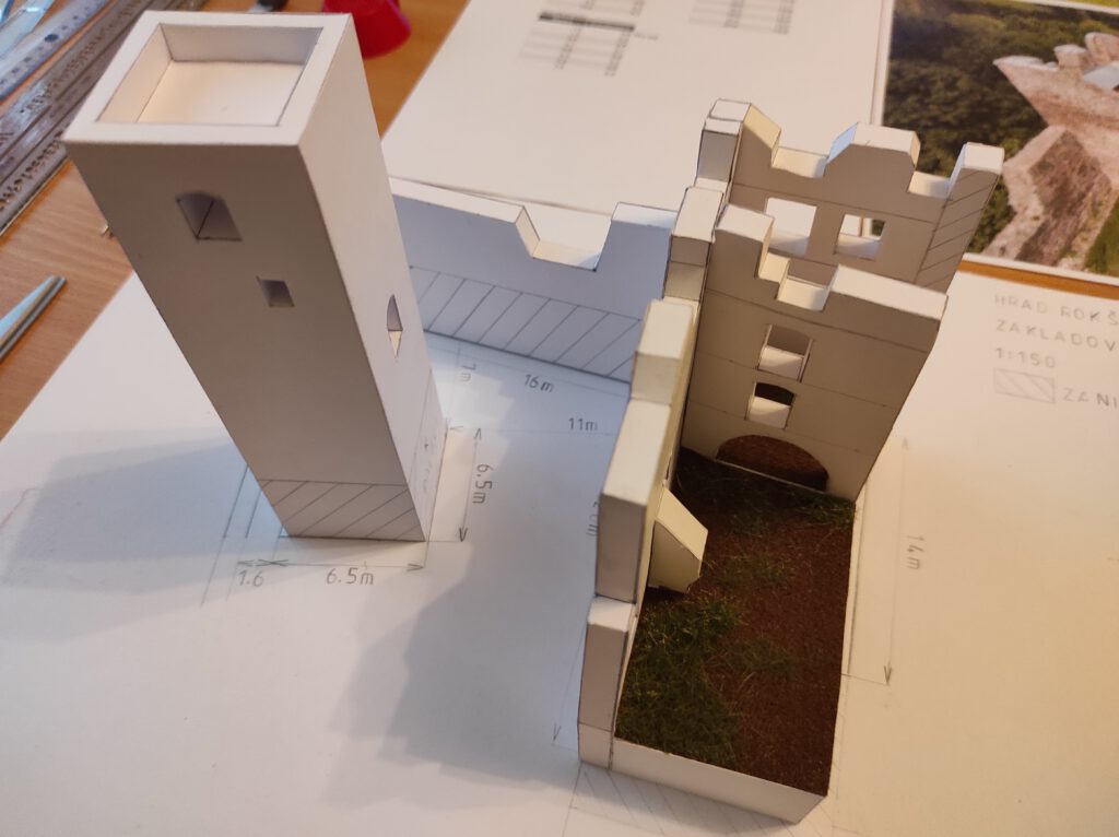 Horní palác s věží